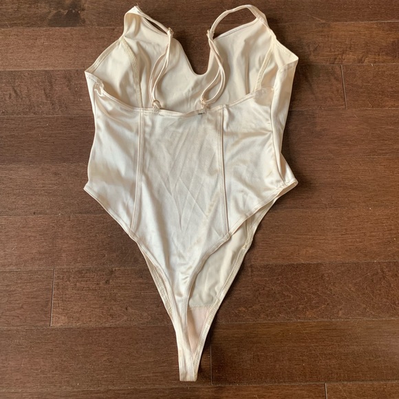 Urban Outfitters Mi Amor Notched Bodysuit - Picture 4 of 10